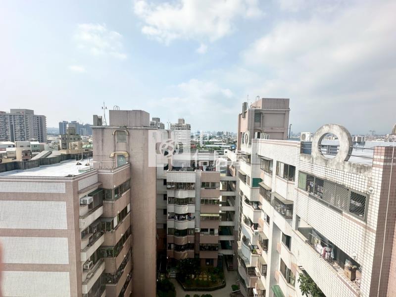 中台灣唯一三鐵共構室內41坪大5房車位美屋房屋室內格局與周邊環境