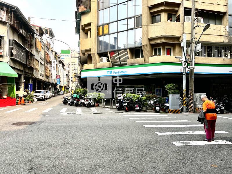 二中篤行市場臨路透天房屋室內格局與周邊環境
