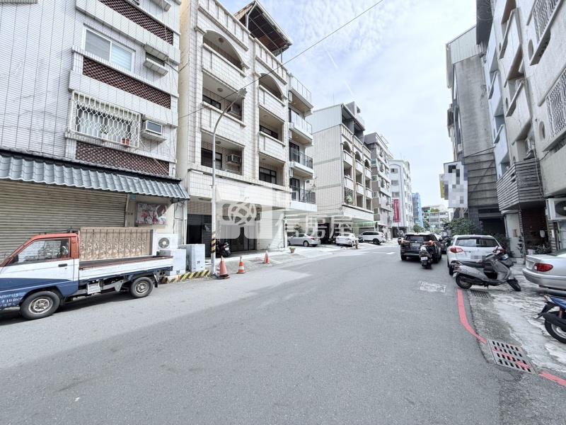 南區有陽台電梯大套房房屋室內格局與周邊環境