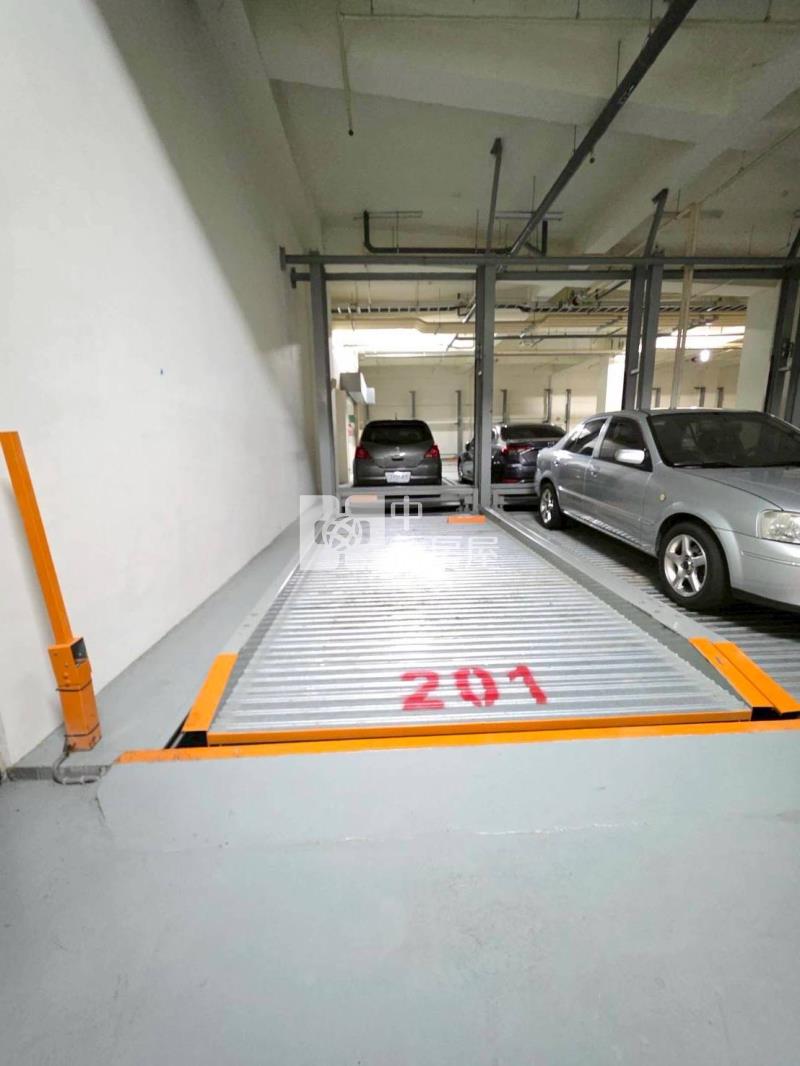 大里輕屋齡三房車位房屋室內格局與周邊環境