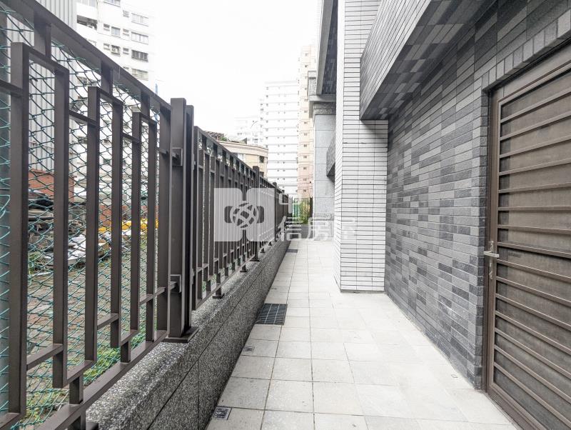 平鎮站前全新邊間挑高金店面+雙車位房屋室內格局與周邊環境