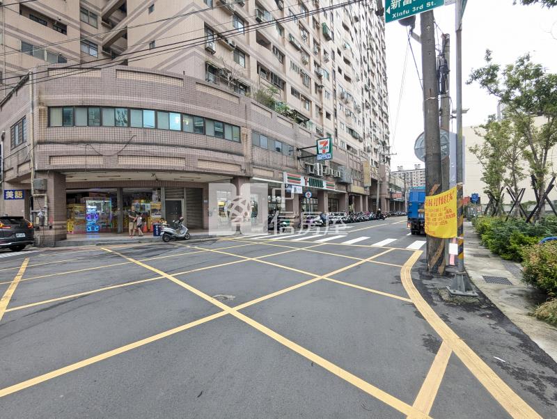 平鎮站前全新邊間挑高金店面+雙車位房屋室內格局與周邊環境