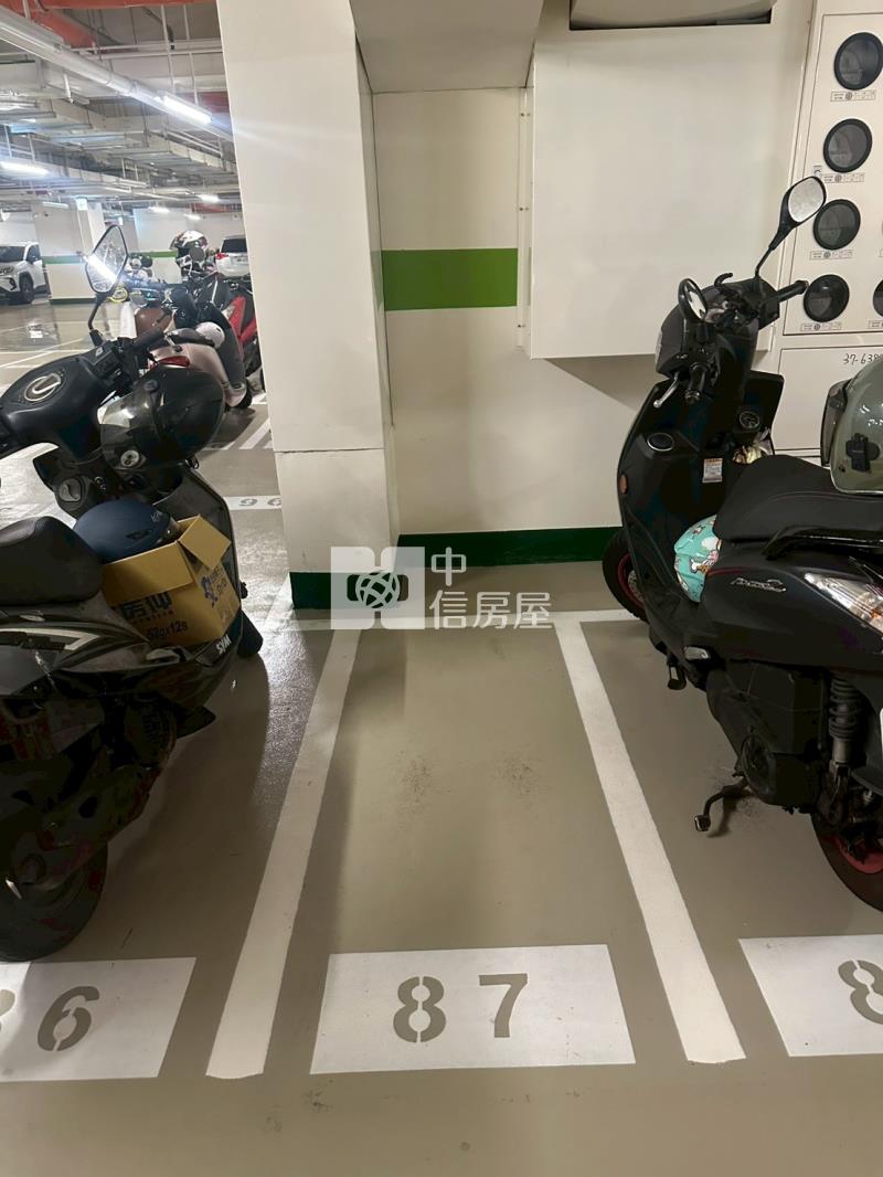 家樂福高樓層兩房含車位房屋室內格局與周邊環境