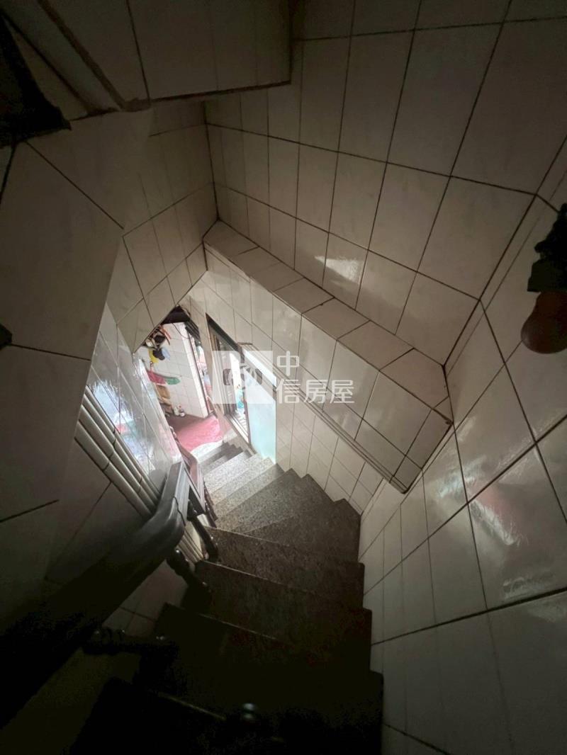 鴨母寮商用黃金發財金店面房屋室內格局與周邊環境