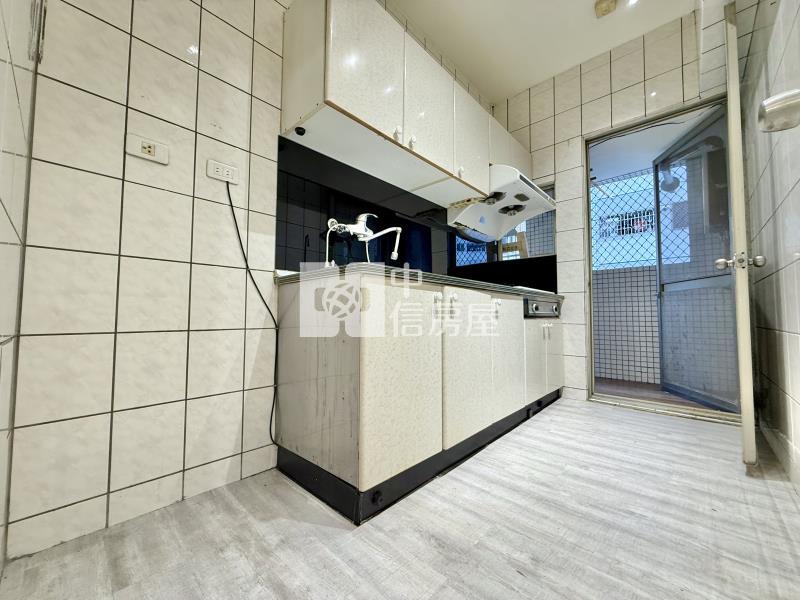 工學商圈綠園道旁入門玄關三房休旅車位｜高樓層靜謐直接入住房屋室內格局與周邊環境