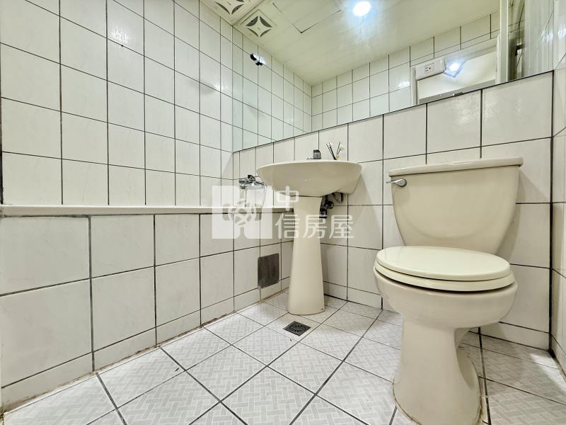 工學商圈綠園道旁入門玄關三房休旅車位｜高樓層靜謐直接入住房屋室內格局與周邊環境