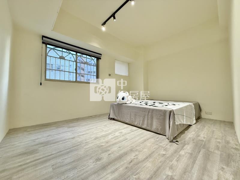 工學商圈綠園道旁入門玄關三房休旅車位｜高樓層靜謐直接入住房屋室內格局與周邊環境