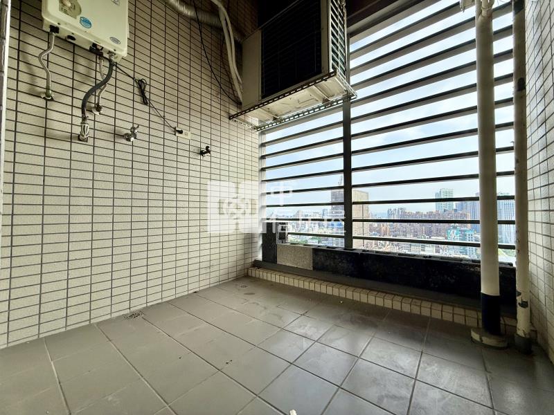 漫步捷運｜稀有雙面採光無限視野1+1房平車奢華湯屋豪宅房屋室內格局與周邊環境