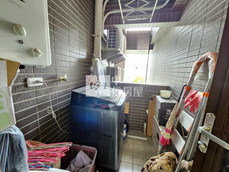 沙鹿近家樂福商圈車位華廈房屋室內格局與周邊環境