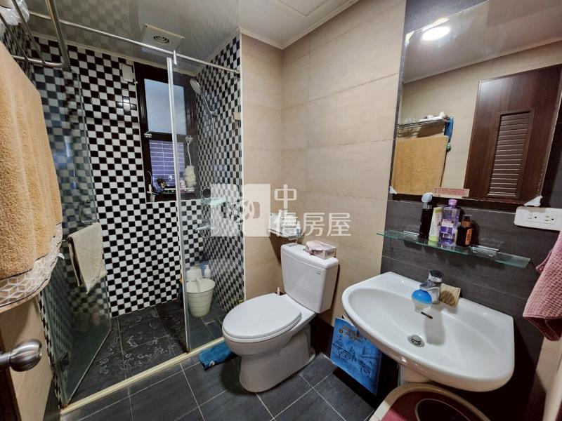 沙鹿近家樂福商圈車位華廈房屋室內格局與周邊環境