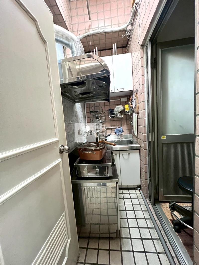 台中高工美村商圈1+2樓店住合一賺錢樓店房屋室內格局與周邊環境