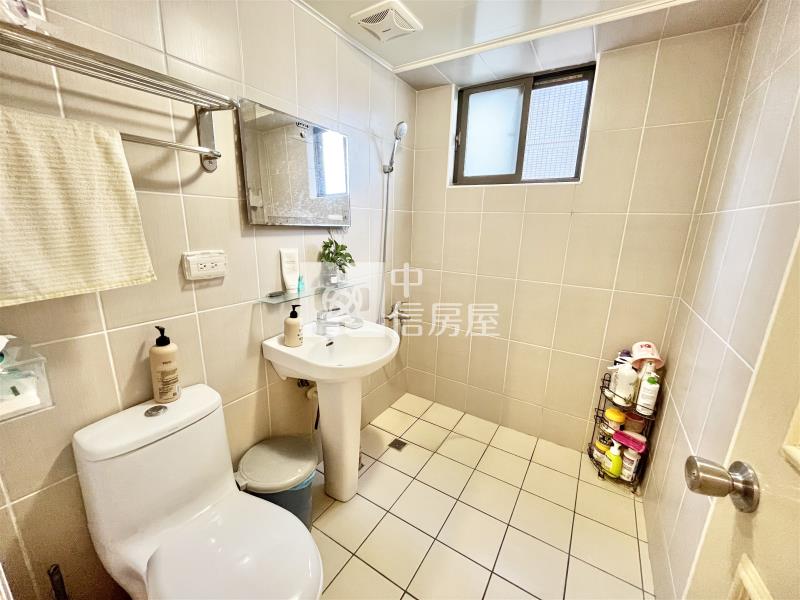 大地交響樓中樓露臺戶-5房雙平車位房屋室內格局與周邊環境