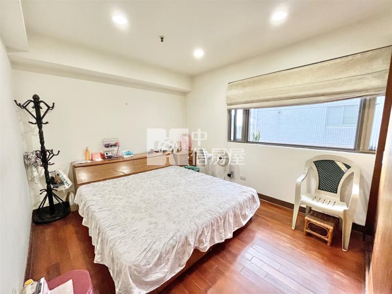 大地交響樓中樓露臺戶-5房雙平車位房屋室內格局與周邊環境