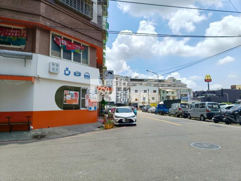 斗六家樂福三角窗金店面房屋室內格局與周邊環境