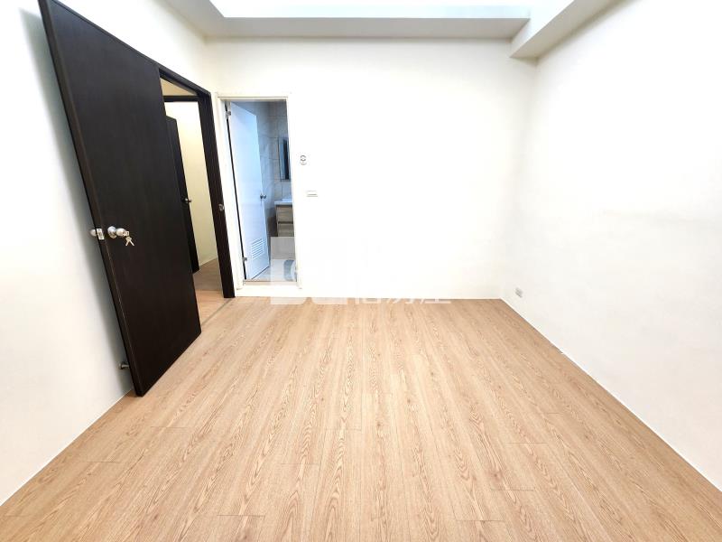 十期軍功商圈透天店面房屋室內格局與周邊環境