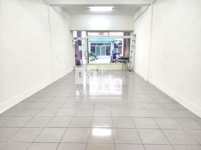 十期軍功商圈透天店面房屋室內格局與周邊環境