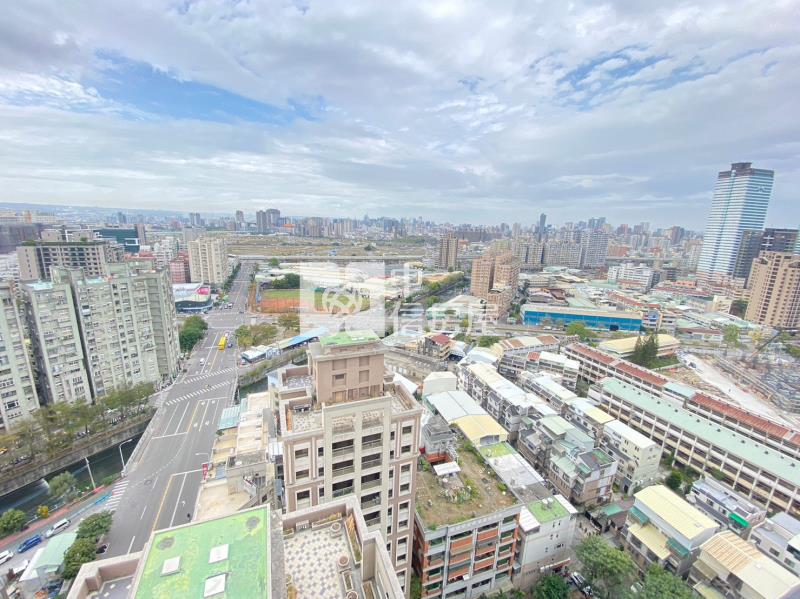 專任~中山醫震後大三房高樓層無敵視野戶房屋室內格局與周邊環境