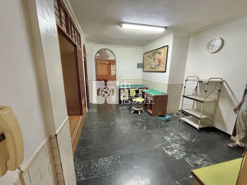 鳳山鎮北國小三角窗店住可停多車房屋室內格局與周邊環境
