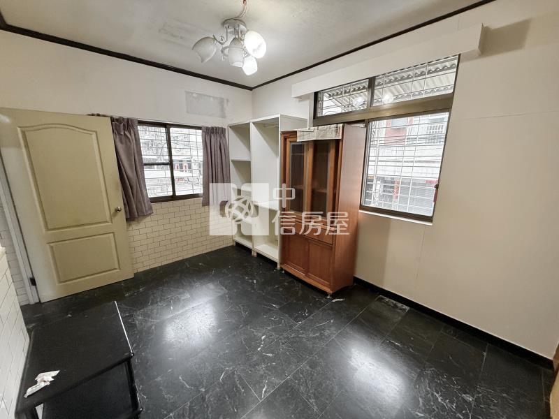 鳳山鎮北國小三角窗店住可停多車房屋室內格局與周邊環境