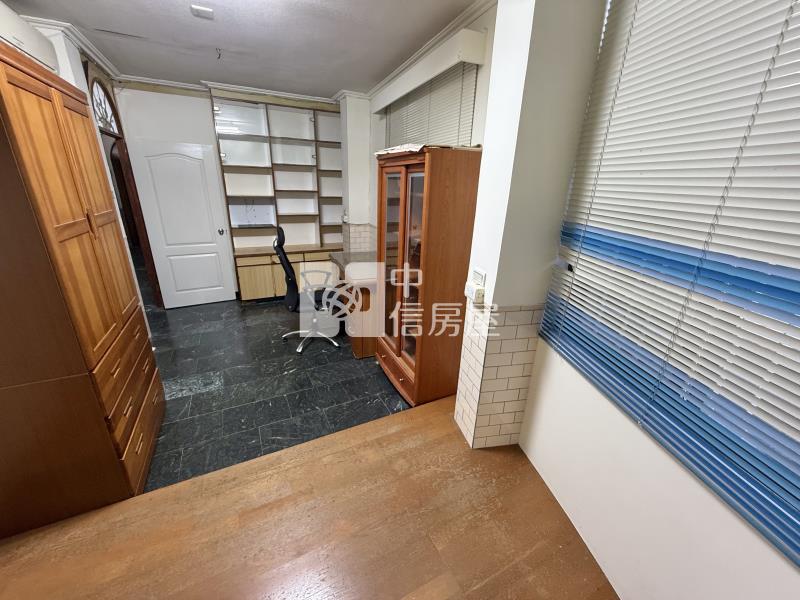鳳山鎮北國小三角窗店住可停多車房屋室內格局與周邊環境