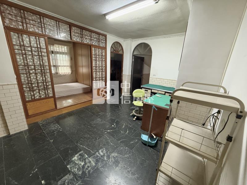 鳳山鎮北國小三角窗店住可停多車房屋室內格局與周邊環境