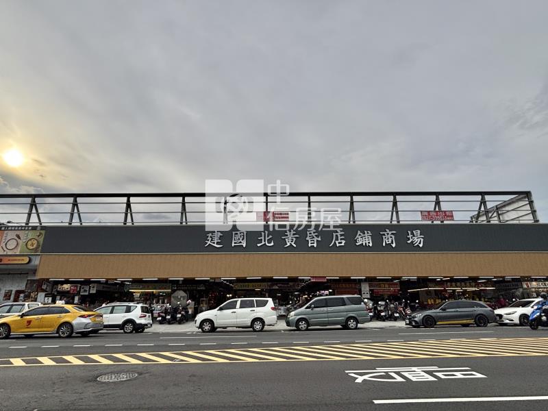 近中山醫建國北路大面寬透天房屋室內格局與周邊環境