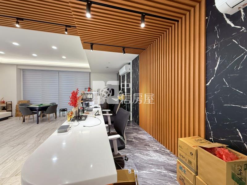 鉅虹森美館大面寬挑高店面房屋室內格局與周邊環境