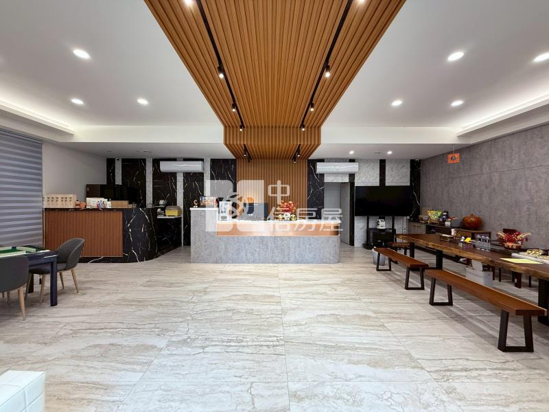 鉅虹森美館大面寬挑高店面房屋室內格局與周邊環境