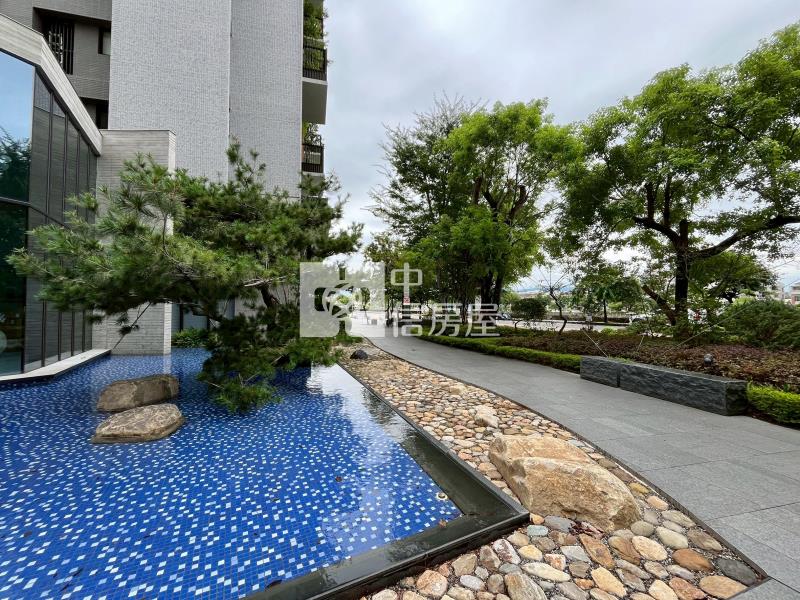 鉅虹森美館大面寬挑高店面房屋室內格局與周邊環境