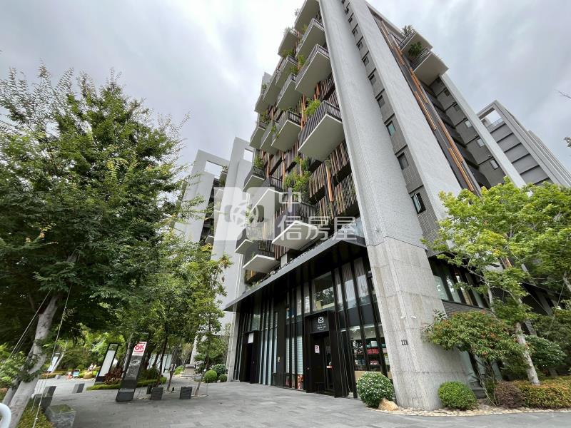 鉅虹森美館大面寬挑高店面房屋室內格局與周邊環境