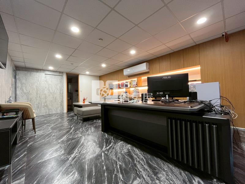 鉅虹森美館大面寬挑高店面房屋室內格局與周邊環境