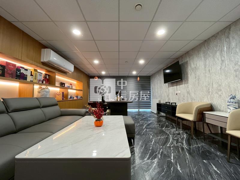 鉅虹森美館大面寬挑高店面房屋室內格局與周邊環境