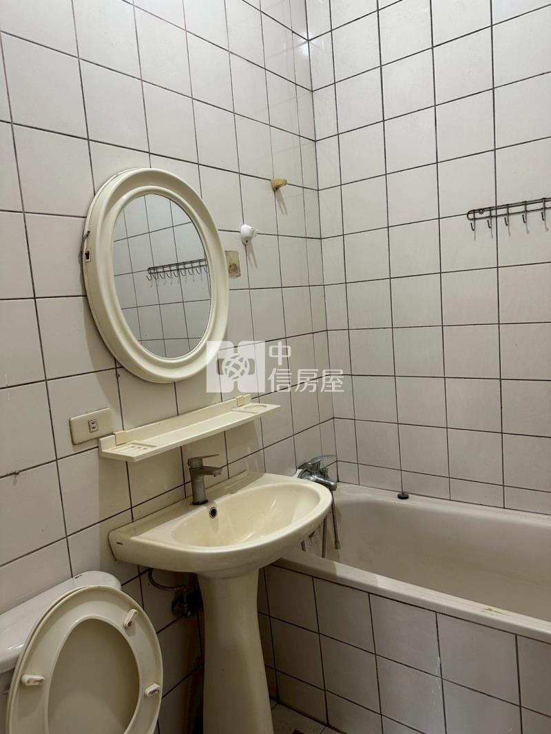 近市區前院停車透天房屋室內格局與周邊環境