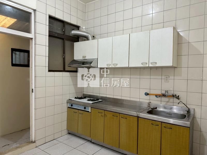 近市區前院停車透天房屋室內格局與周邊環境