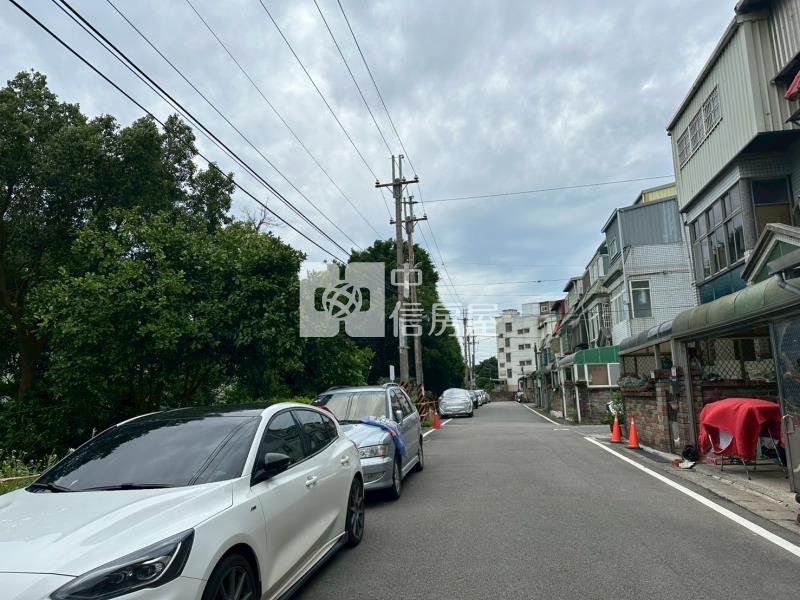 近市區前院停車透天房屋室內格局與周邊環境