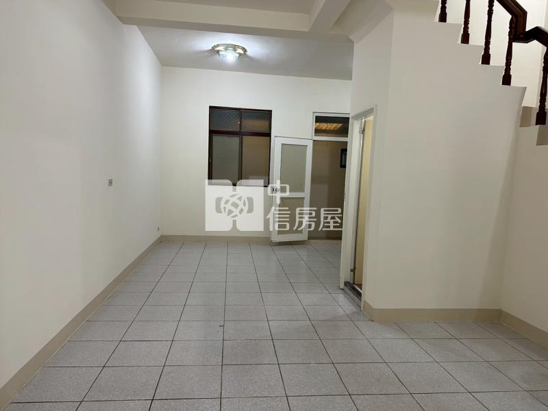 近市區前院停車透天房屋室內格局與周邊環境