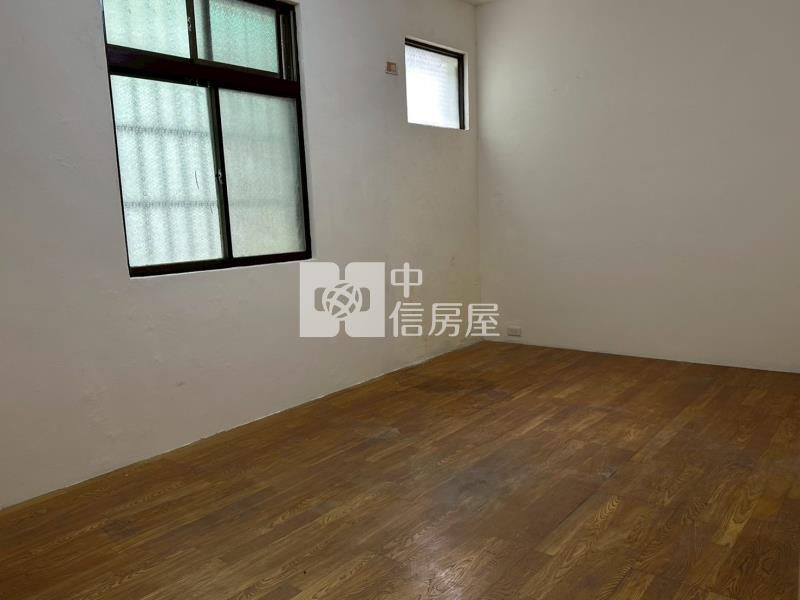 近市區前院停車透天房屋室內格局與周邊環境