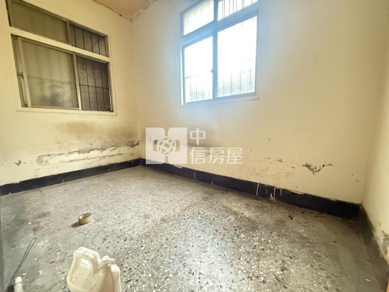 活路欠修理角間平房房屋室內格局與周邊環境