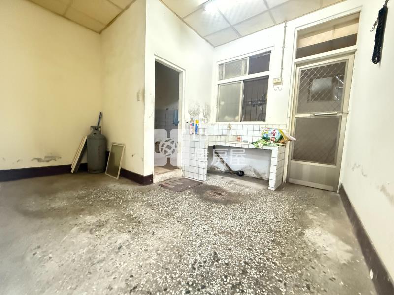 活路欠修理角間平房房屋室內格局與周邊環境