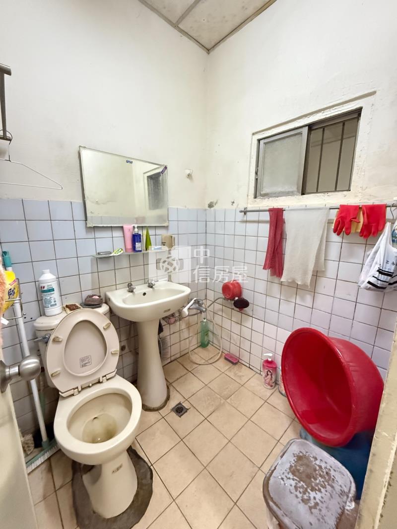 活路欠修理角間平房房屋室內格局與周邊環境