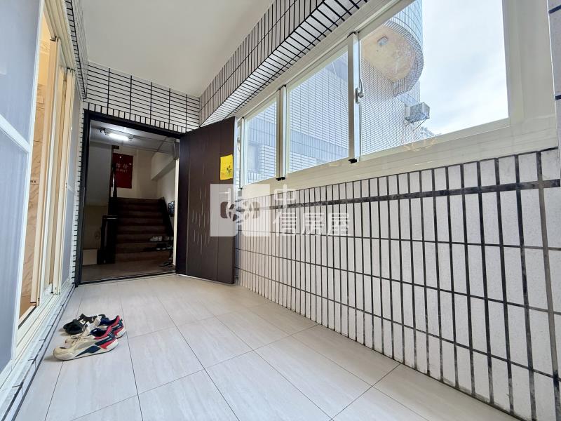 東山商圈建功國小免整理入門玄關超大客廳明亮3房車位房屋室內格局與周邊環境