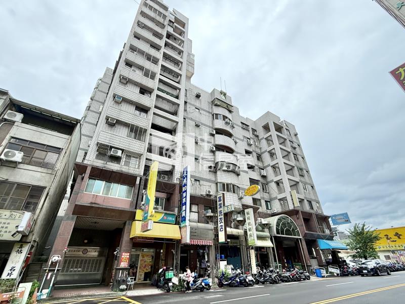 東山商圈建功國小免整理入門玄關超大客廳明亮3房車位房屋室內格局與周邊環境