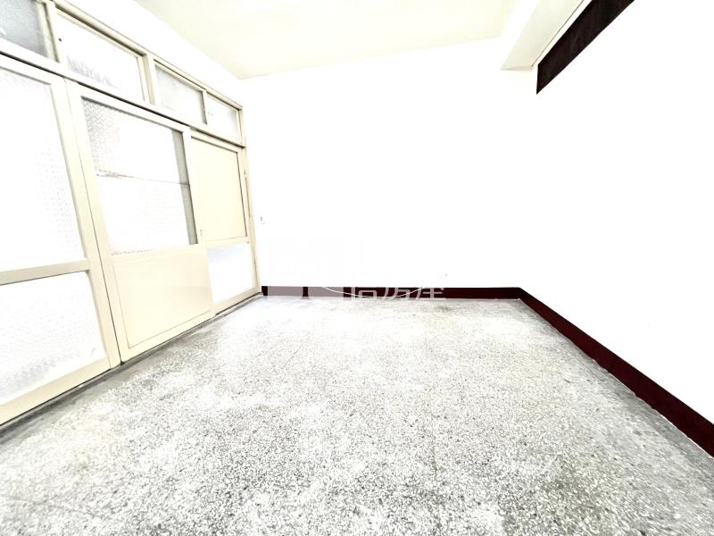 興進綠園道旁邊間透天房屋室內格局與周邊環境