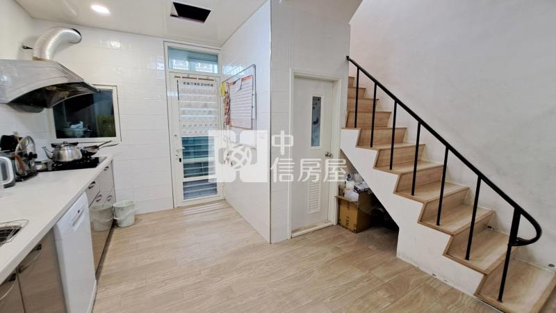忠貞市場旁裝潢美透天房屋室內格局與周邊環境