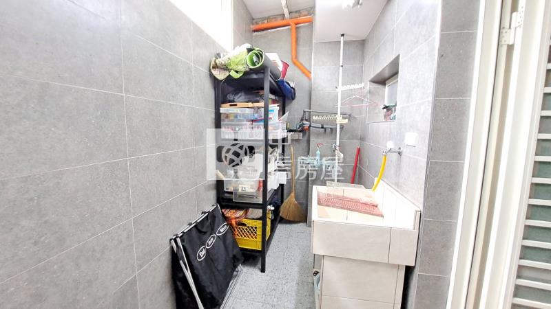 忠貞市場旁裝潢美透天房屋室內格局與周邊環境