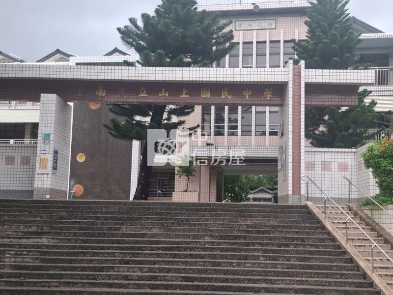 山上國中前雙面臨路方正美建地房屋室內格局與周邊環境