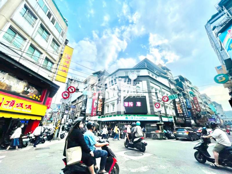 【冠軍】黃金地段人潮金店面房屋室內格局與周邊環境