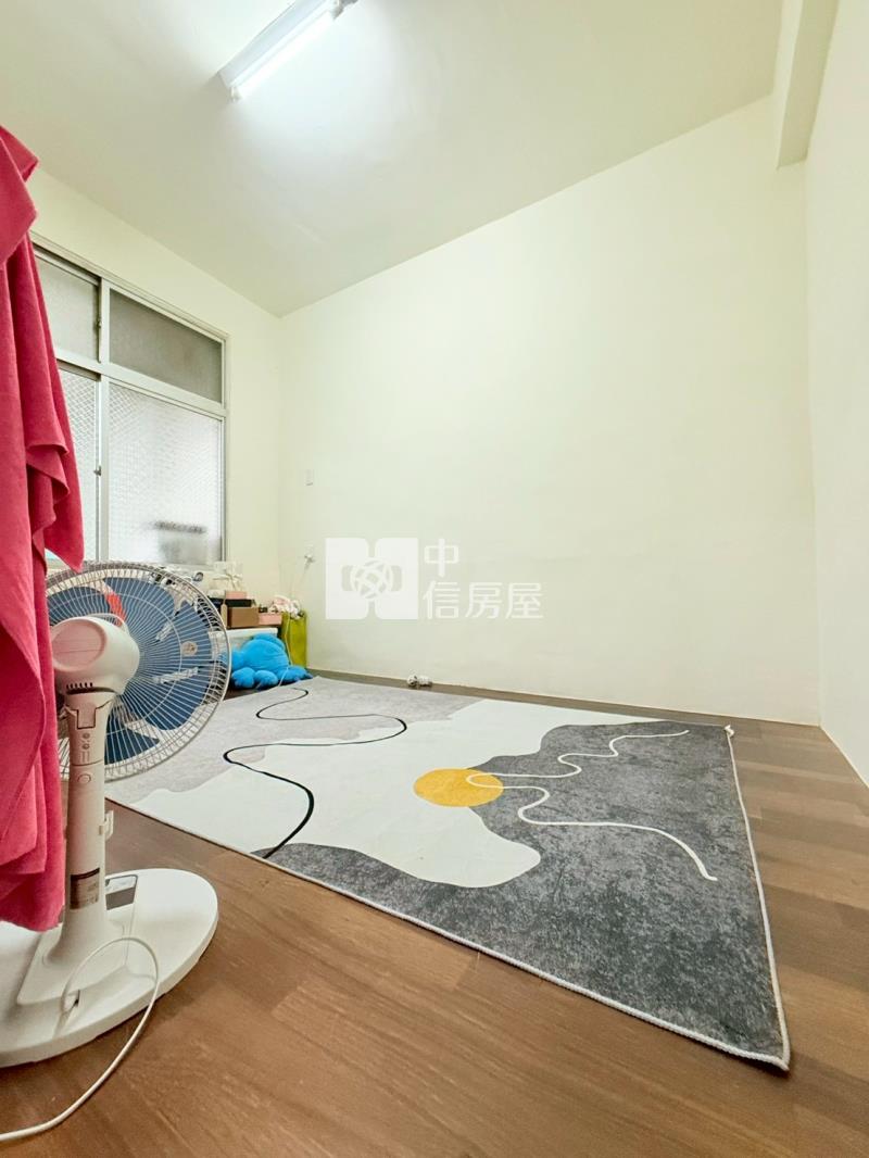 美群國小車庫孝親透天房屋室內格局與周邊環境