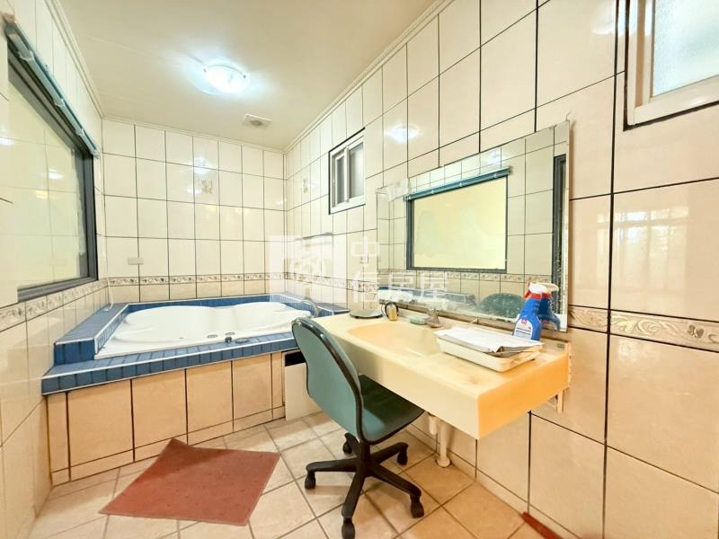 中央路旁邊間雙車透天房屋室內格局與周邊環境