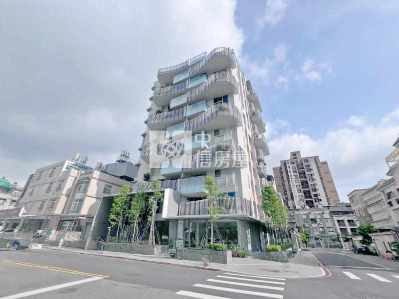 軍功商圈旁閃亮角間店面房屋室內格局與周邊環境